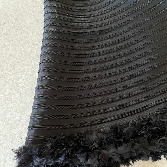 Black Zipper skirt with feather bottom - Picture 5 of 5